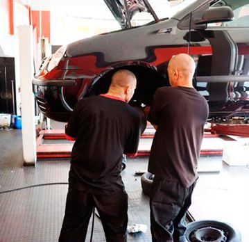 Talleres José Manuel mecánicos reparando neumáticos de un automóvil