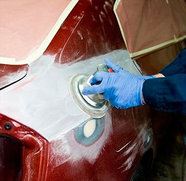 Talleres José Manuel mecánico reparando pintura de vehículo 